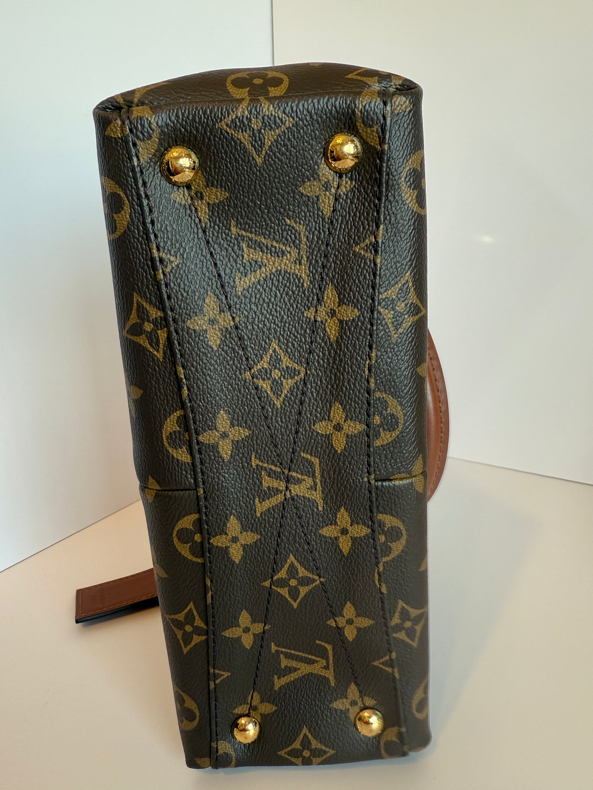 Louis Vuitton monogram v tote BB crème