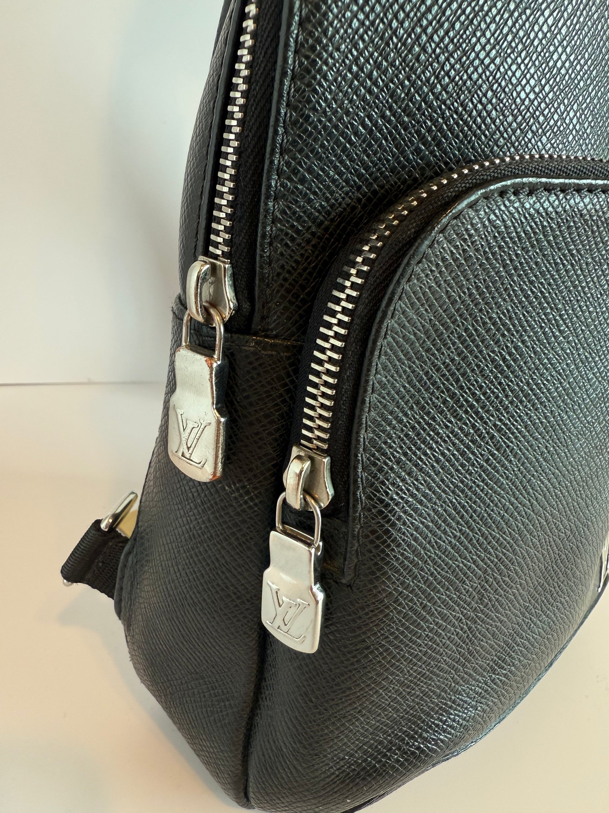 Louis Vuitton Taiga Avenue Sling bag