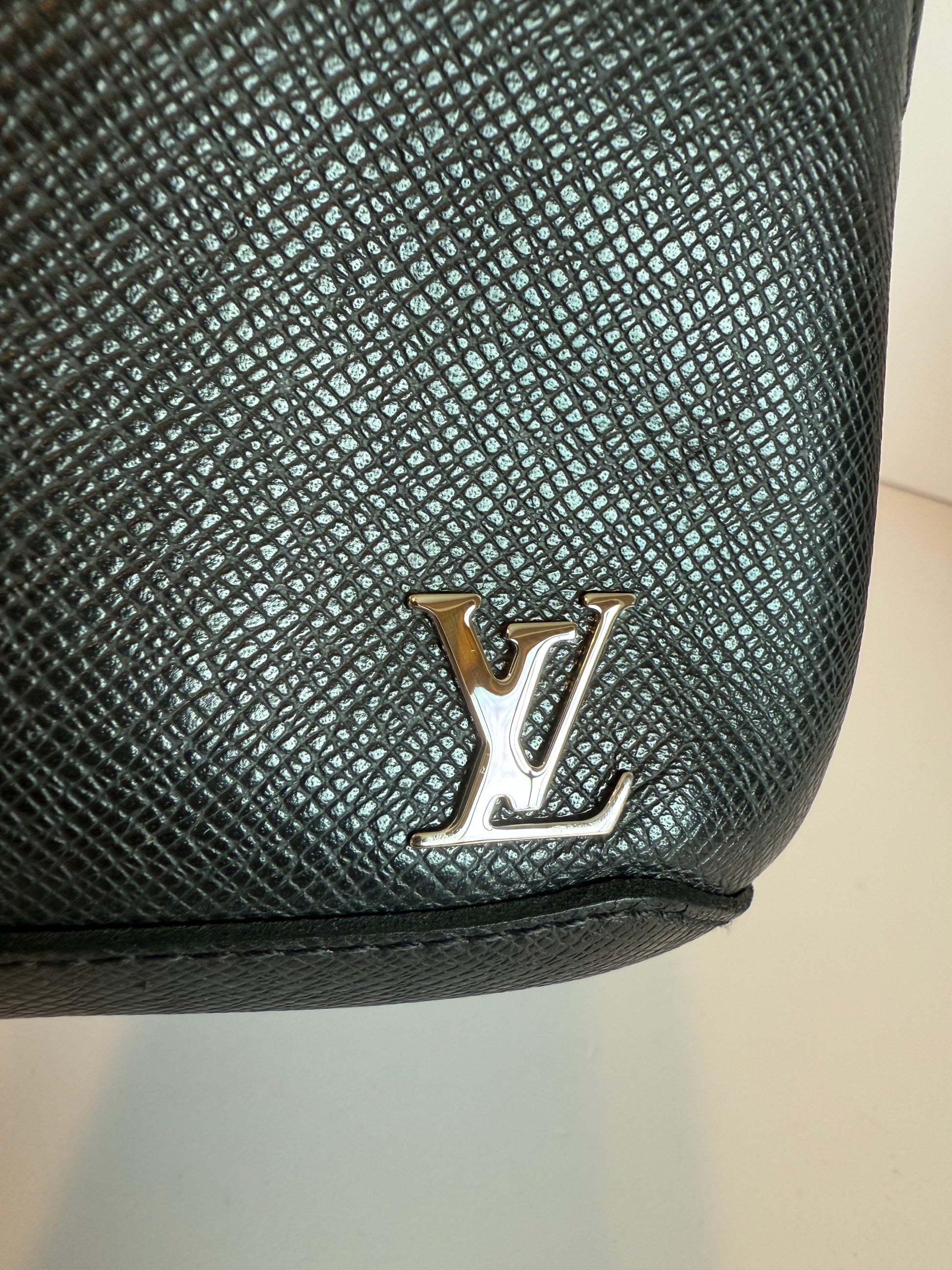 Louis Vuitton Taiga Avenue Sling bag