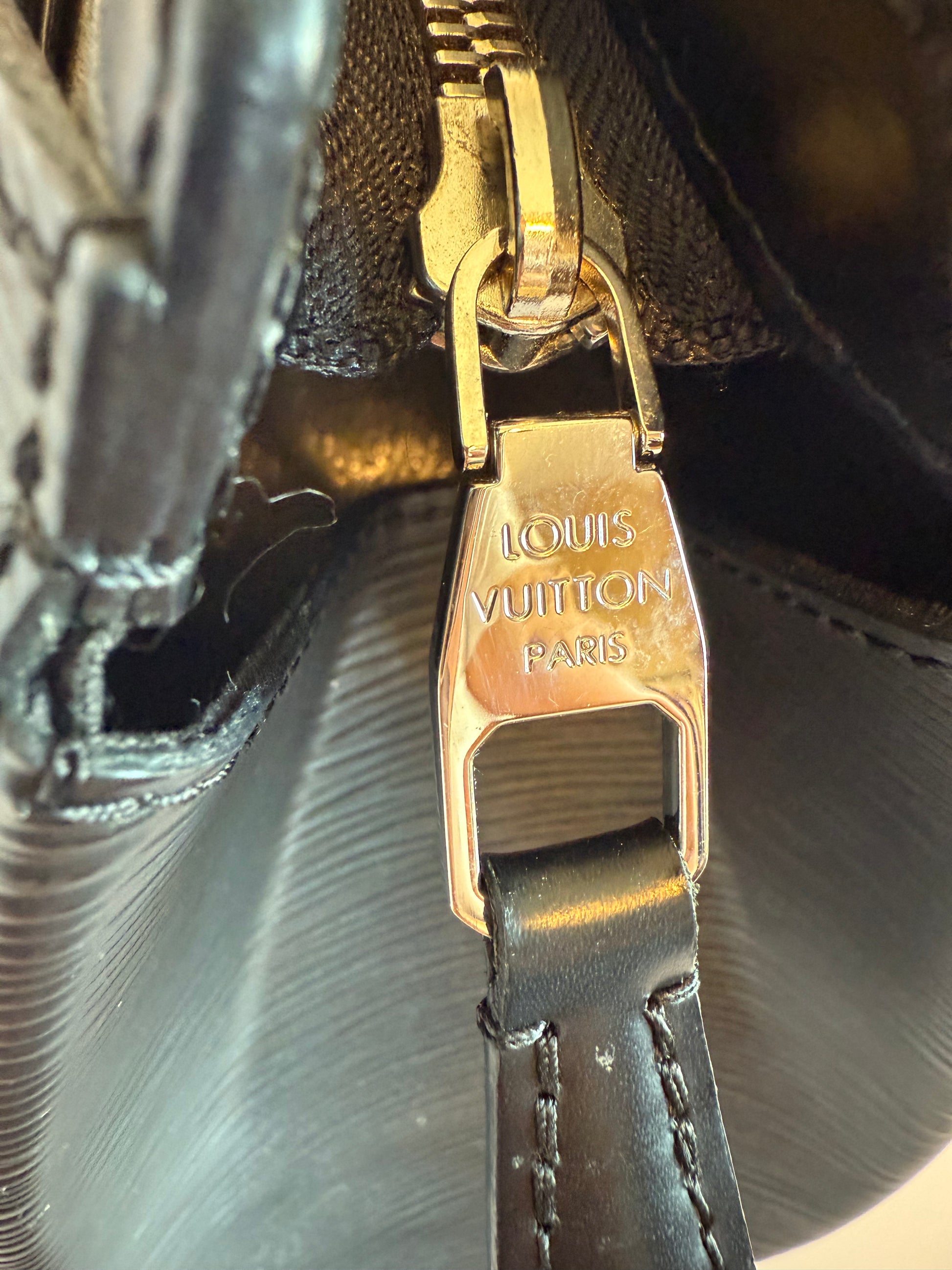 Louis Vuitton
Soufflot NM Handbag Epi Leather MM