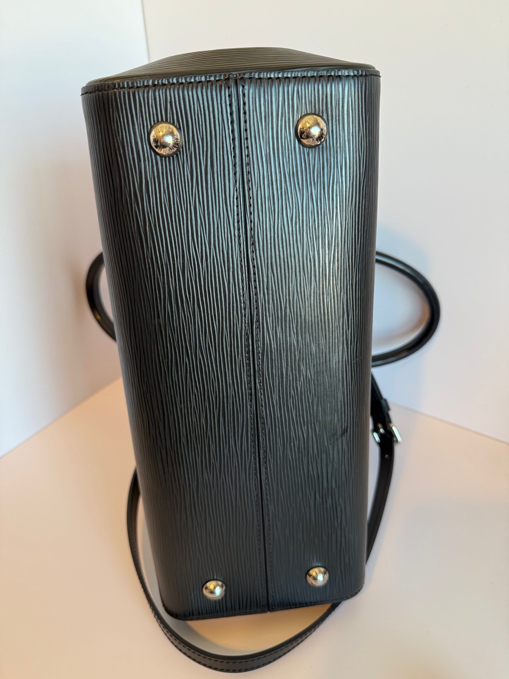 Louis Vuitton
Soufflot NM Handbag Epi Leather MM