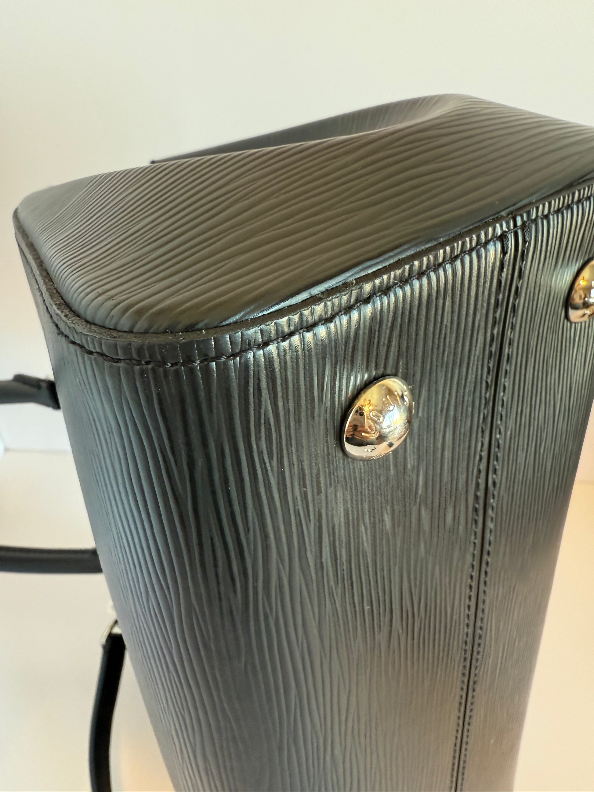 Louis Vuitton
Soufflot NM Handbag Epi Leather MM