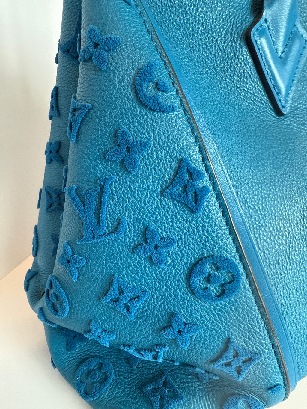 Louis Vuitton
Monogram Veau Cachemire PM limited edition blue lagoon color