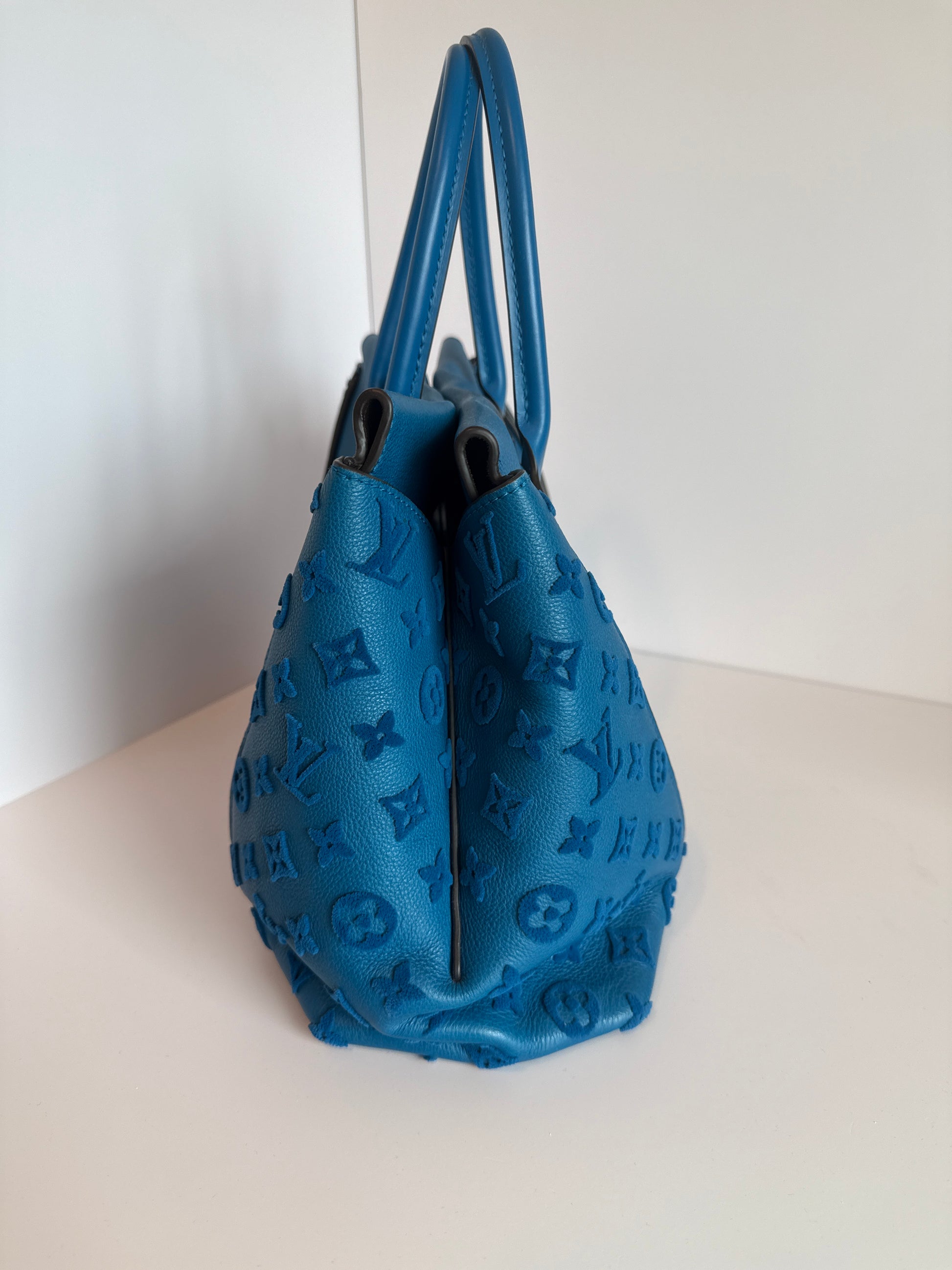 Louis Vuitton
Monogram Veau Cachemire PM limited edition blue lagoon color