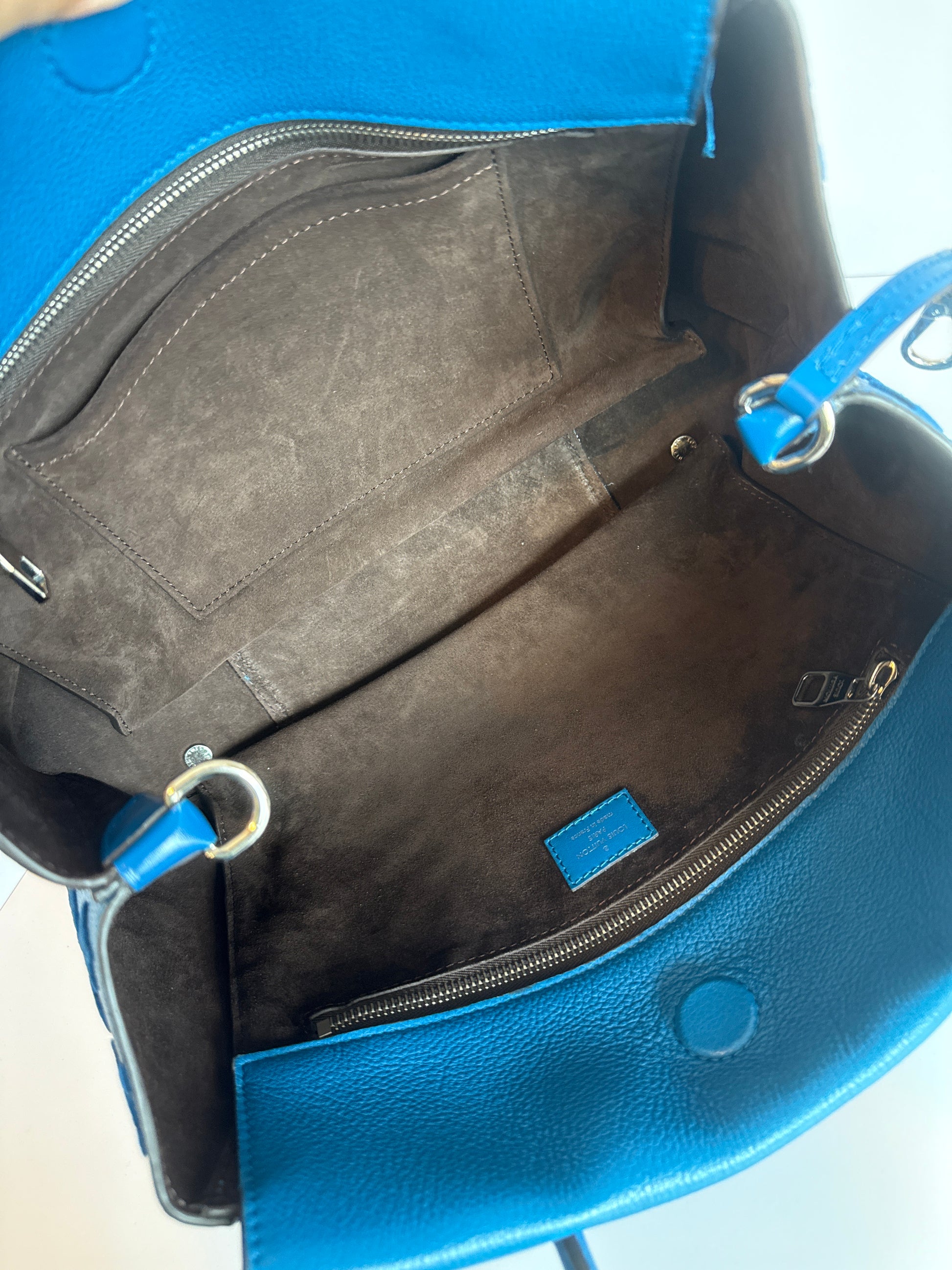 Louis Vuitton
Monogram Veau Cachemire PM limited edition blue lagoon color