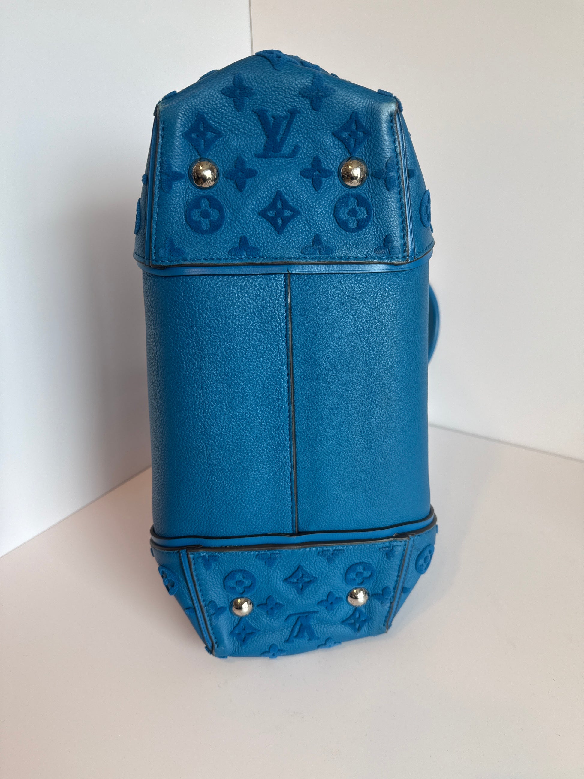 Louis Vuitton
Monogram Veau Cachemire PM limited edition blue lagoon color