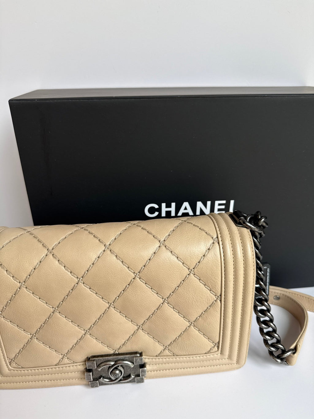 Chanel Medium Boy calfskin quilted beige - NIDHALHAUS