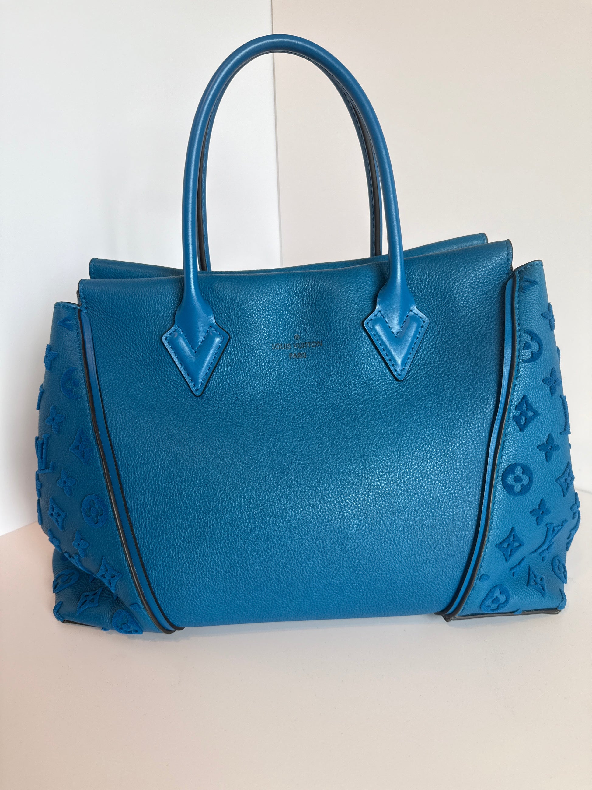 Louis Vuitton
Monogram Veau Cachemire PM limited edition blue lagoon color
