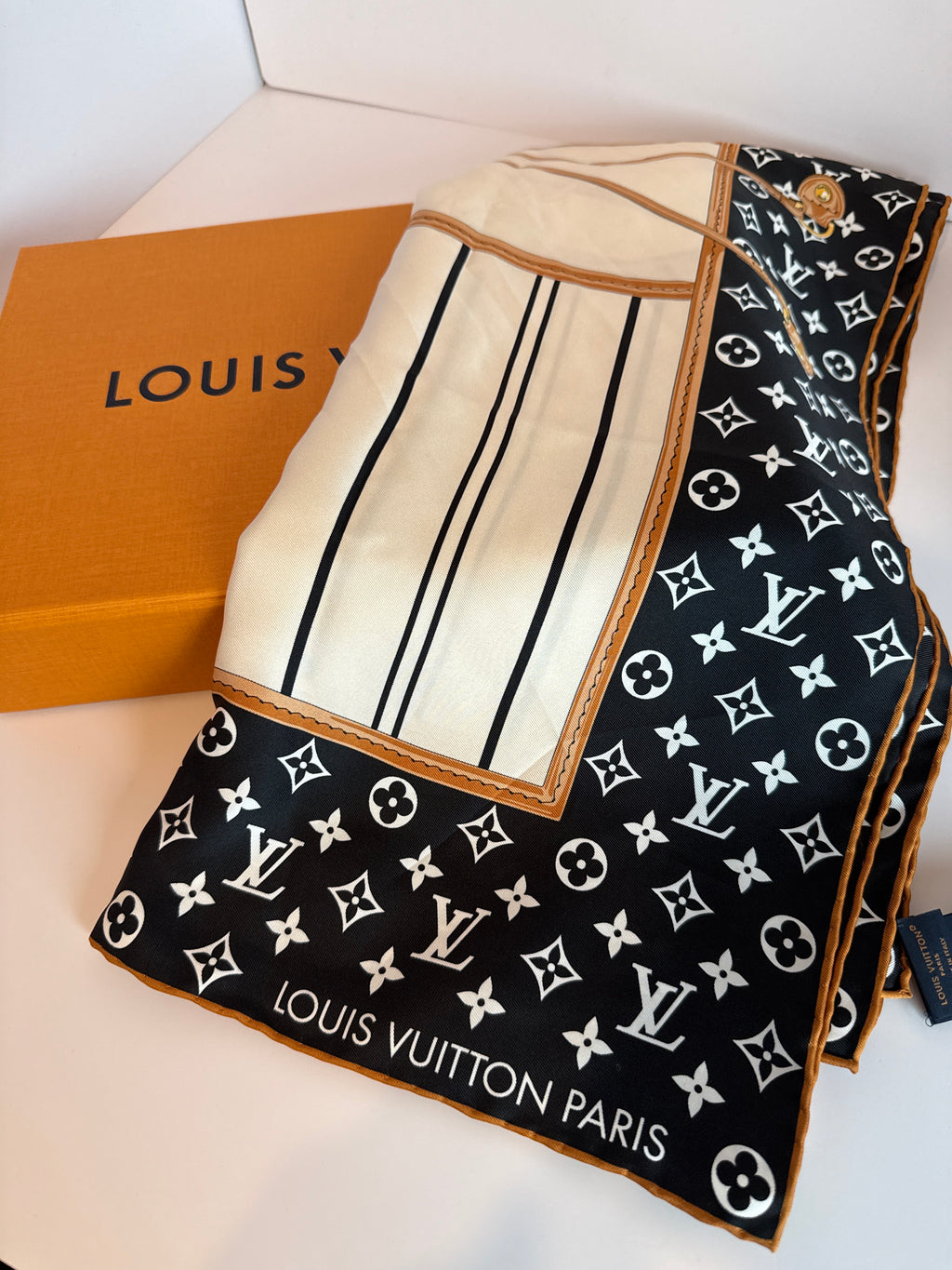 Louis Vuitton Monogram Confidential Square scarf in black and white silk