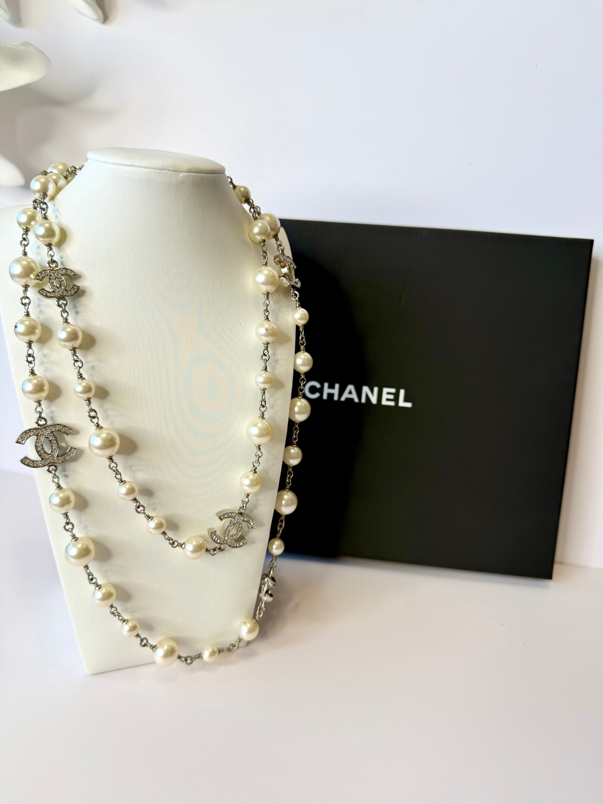 Chanel 5 motif crystal CC with pearl long strand