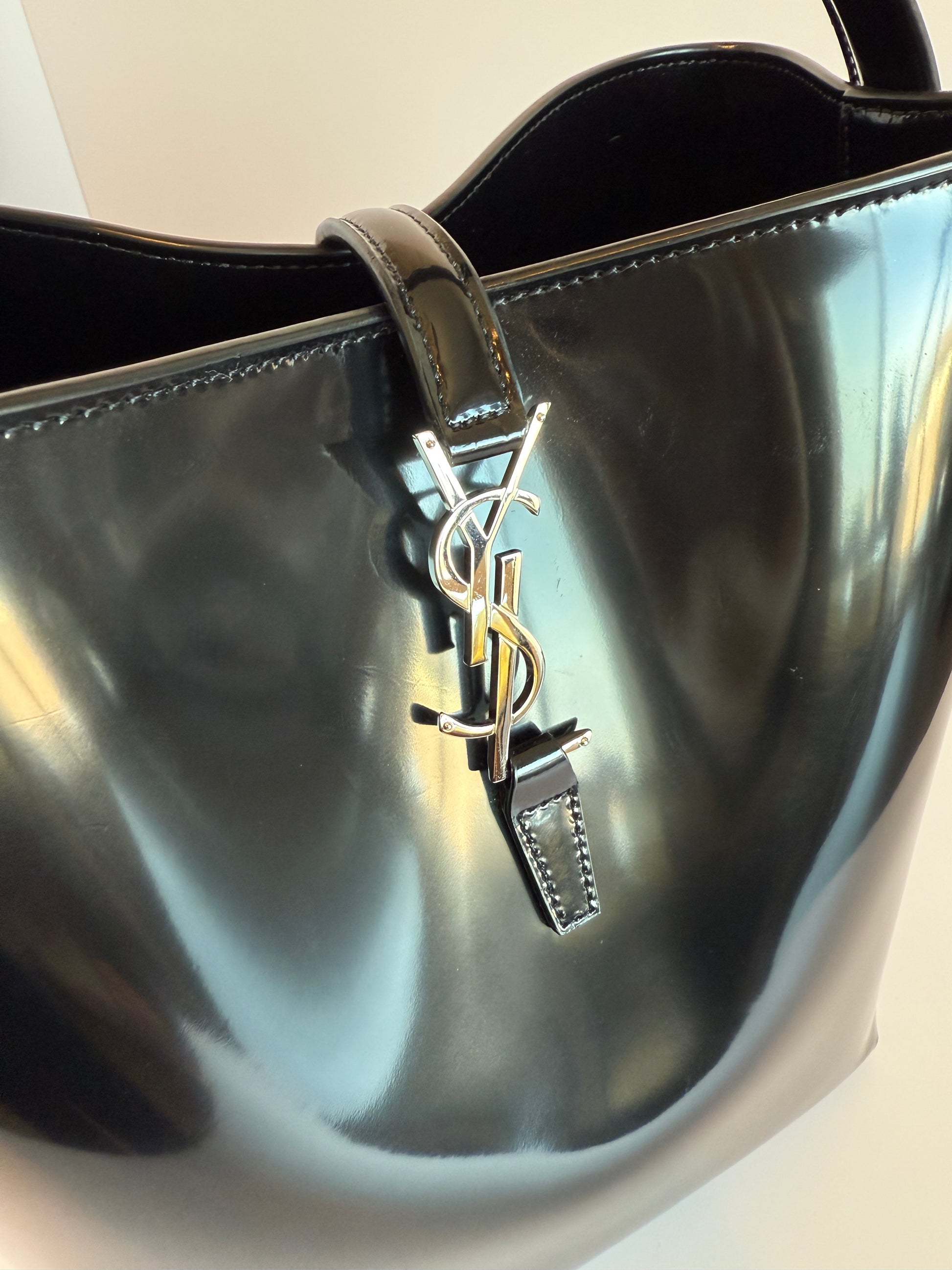 SAINT LAURENT LE 37 medium patent leather bucket bag