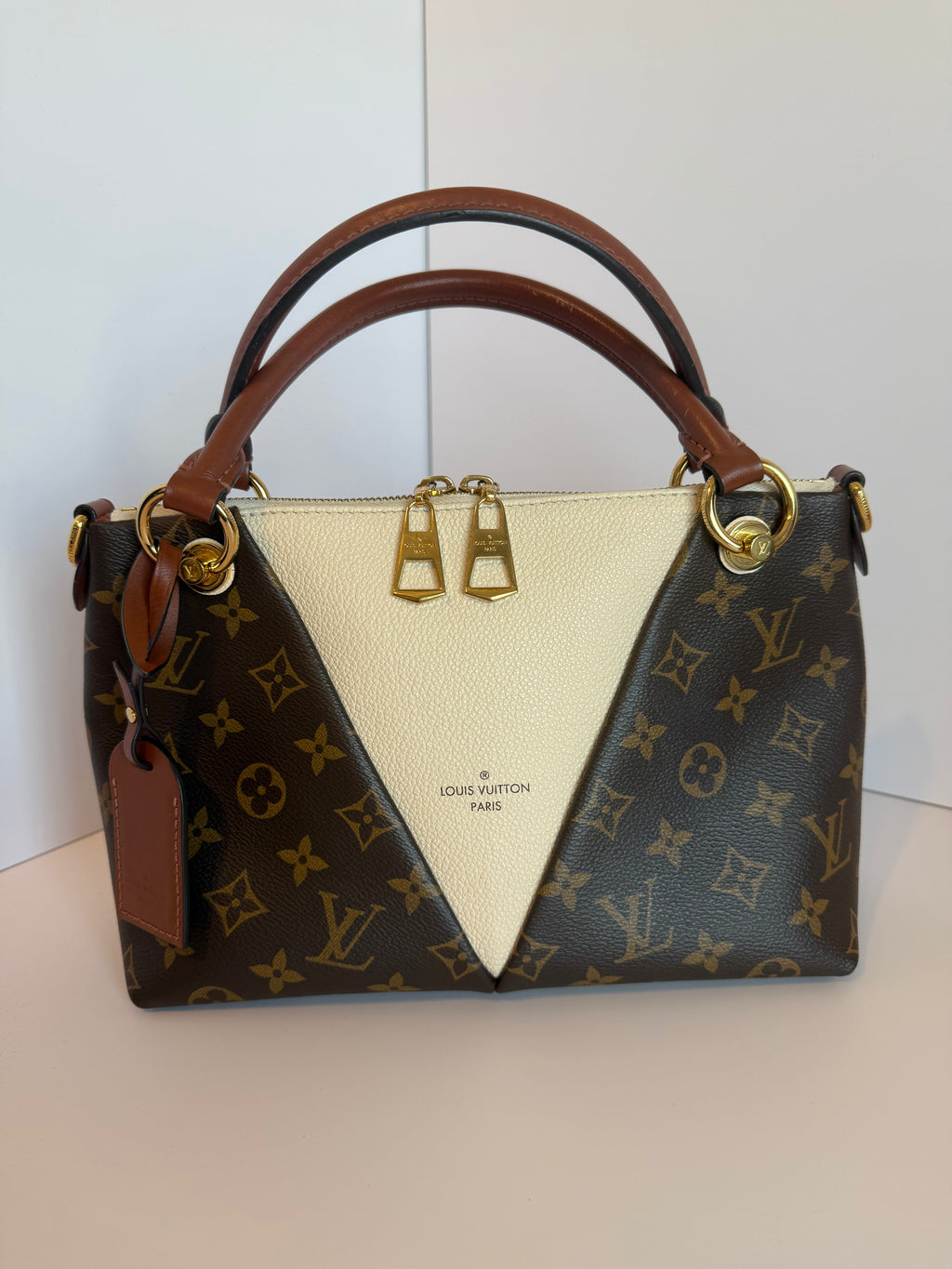 Louis Vuitton monogram v tote BB crème