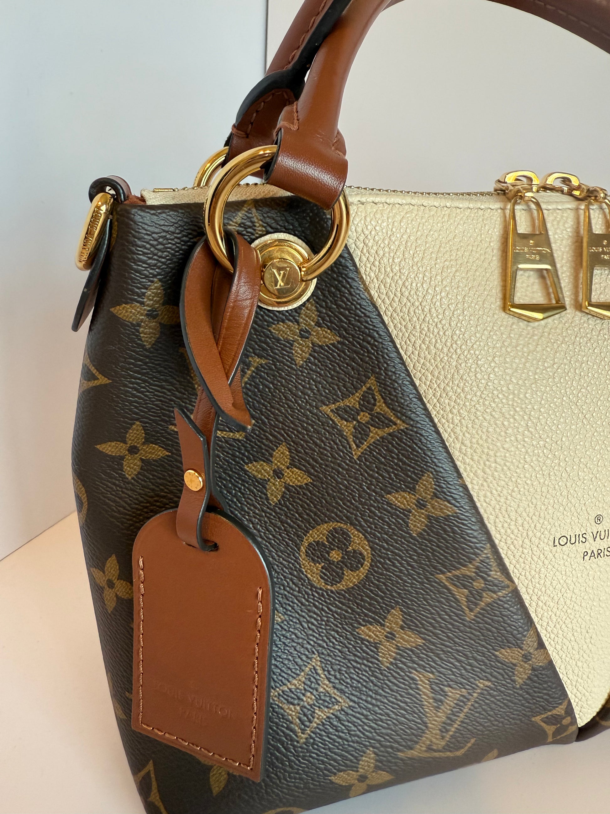 Louis Vuitton monogram v tote BB crème