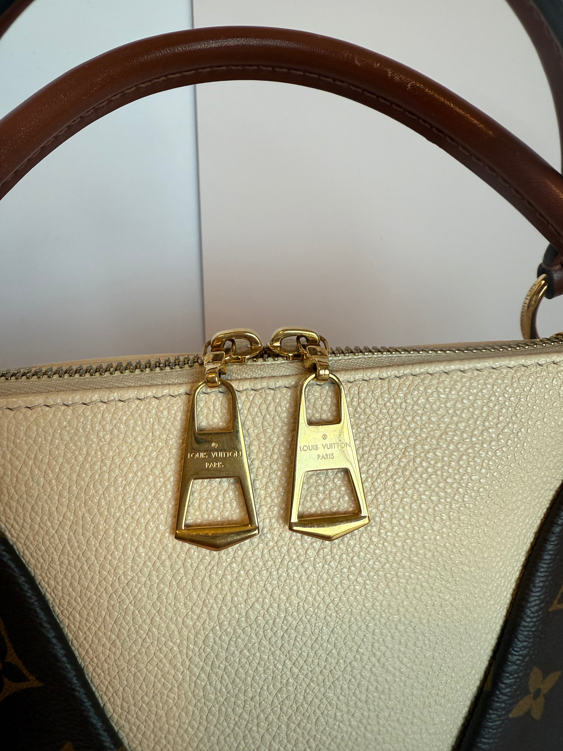 Louis Vuitton monogram v tote BB crème