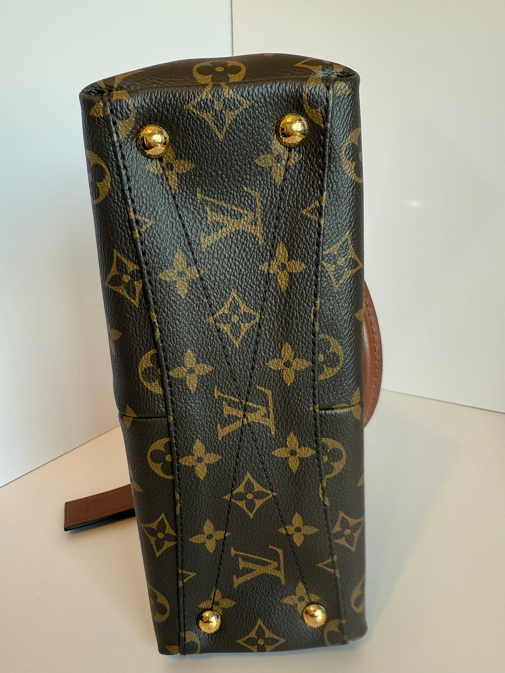 Louis Vuitton monogram v tote BB crème