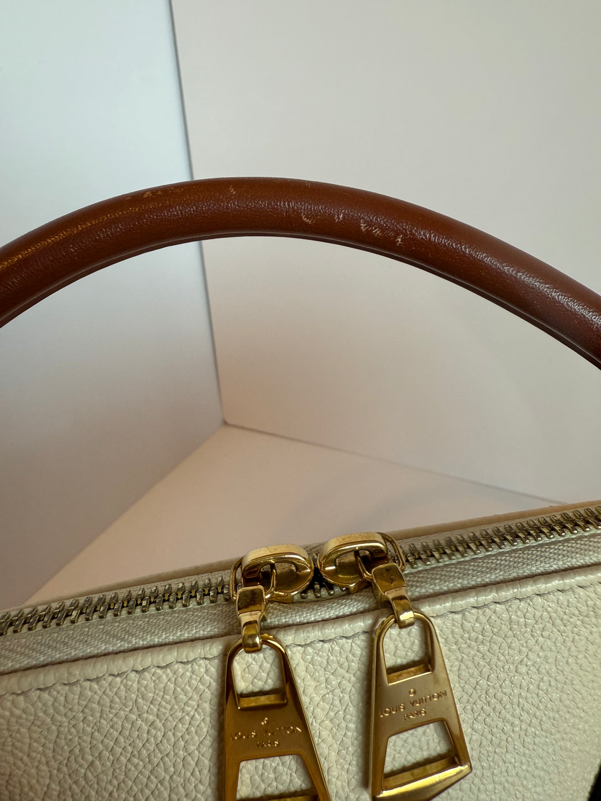 Louis Vuitton monogram v tote BB crème