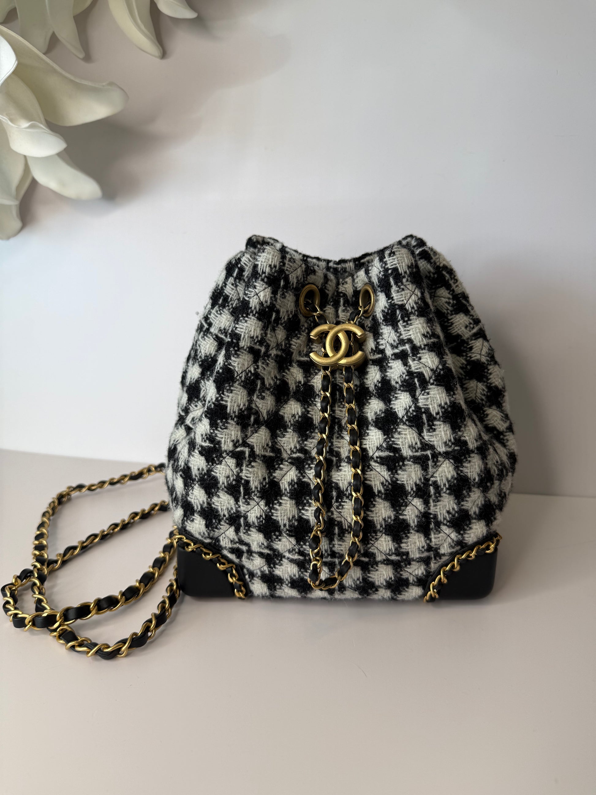 Chained Drawstring CC Bucket Quilted Houndstooth Tweed Small backpack