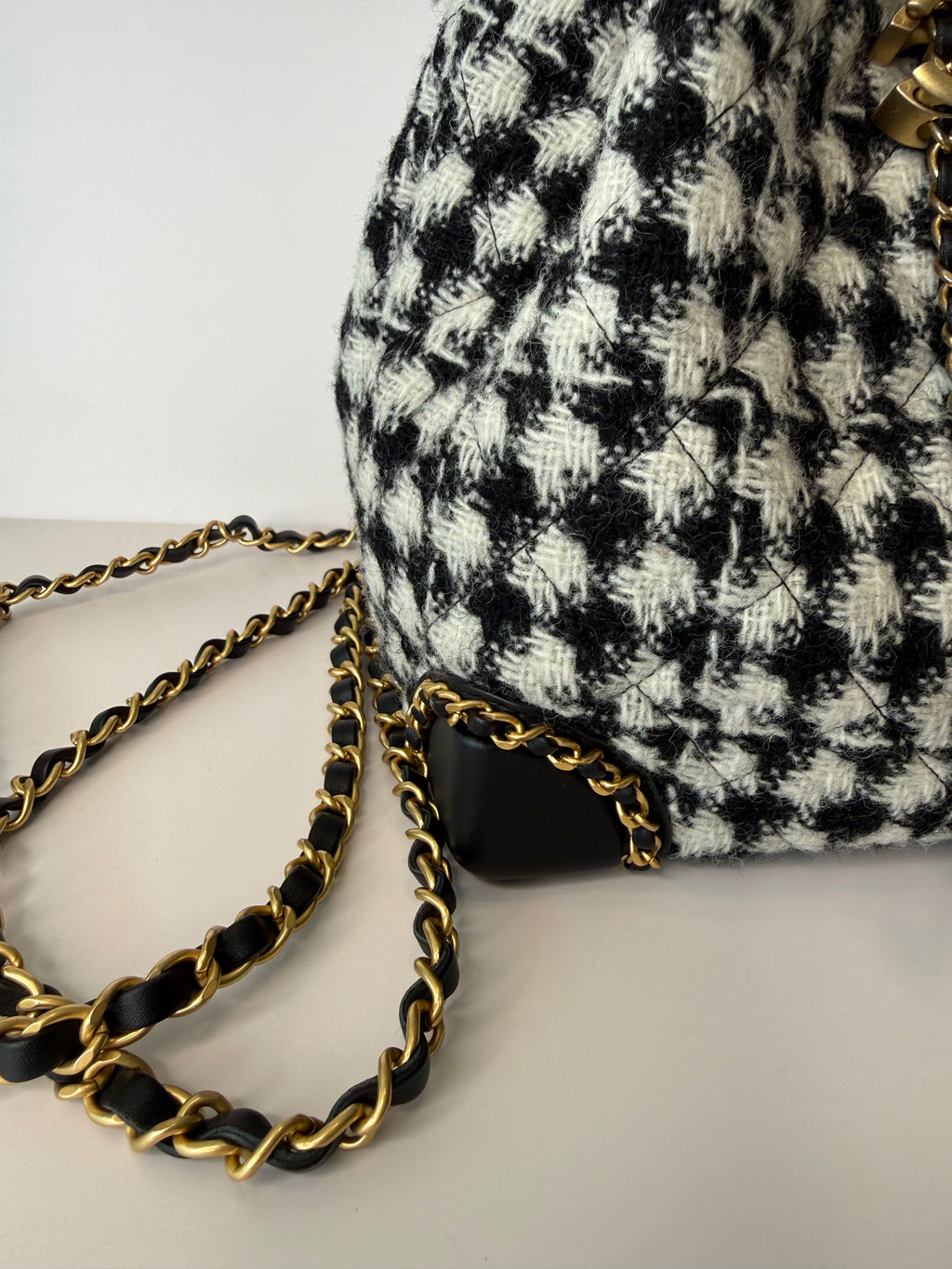 Chained Drawstring CC Bucket Quilted Houndstooth Tweed Small backpack