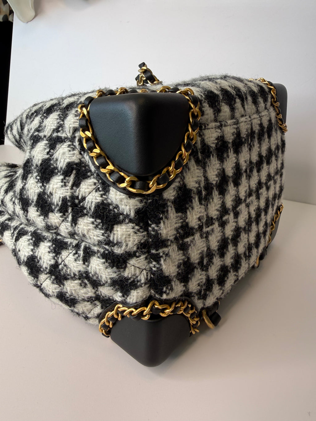 Chained Drawstring CC Bucket Quilted Houndstooth Tweed Small backpack
