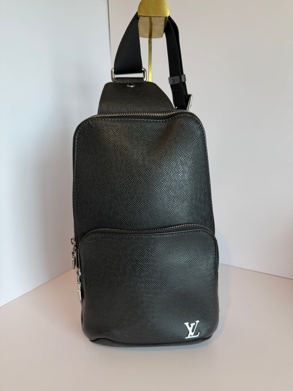 Louis Vuitton Taiga Avenue Sling bag