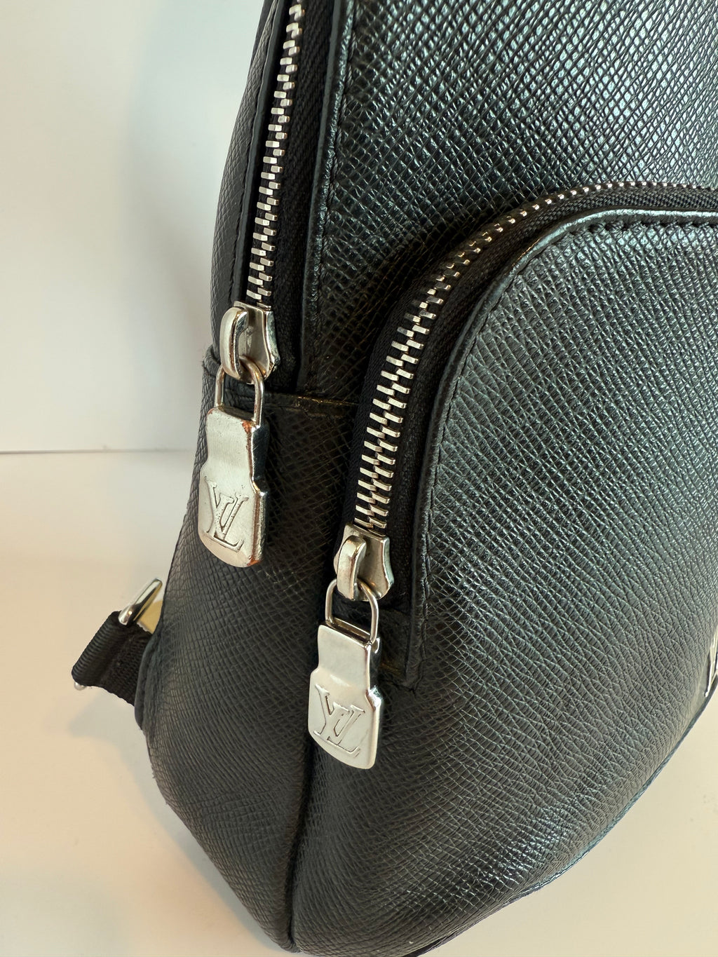 Louis Vuitton Taiga Avenue Sling bag