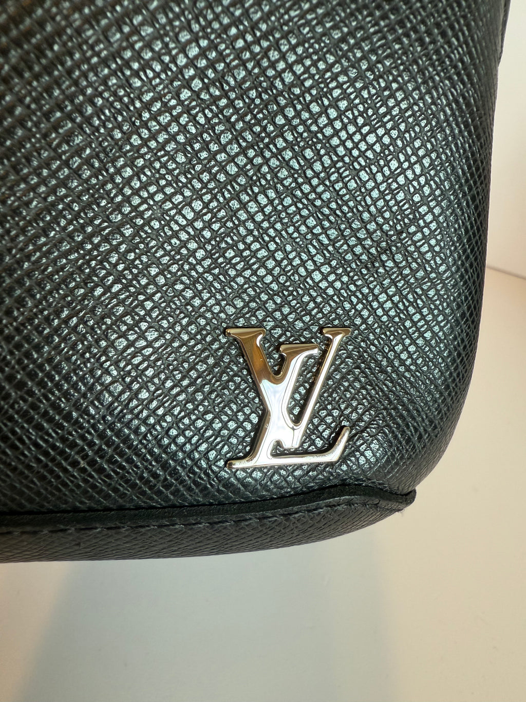 Louis Vuitton Taiga Avenue Sling bag
