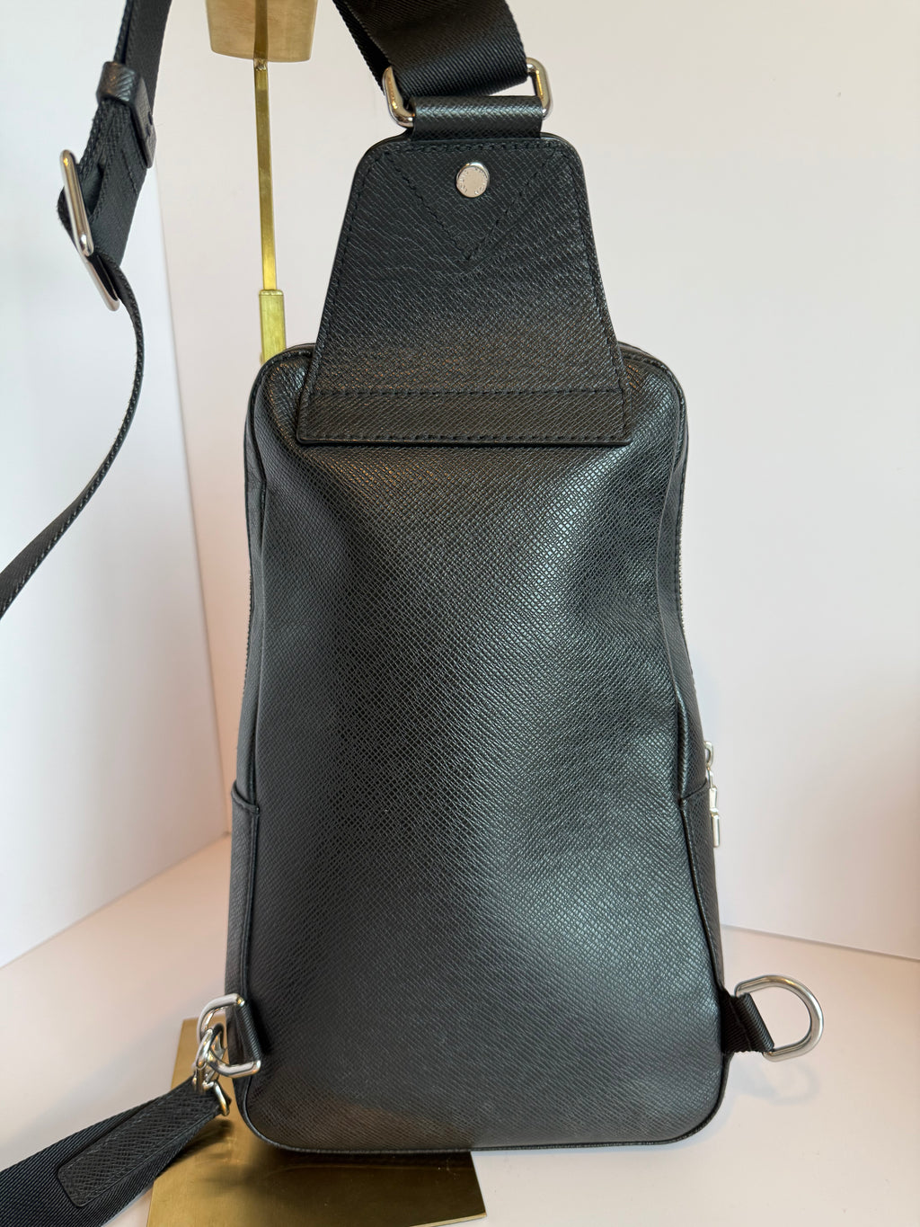 Louis Vuitton Taiga Avenue Sling bag