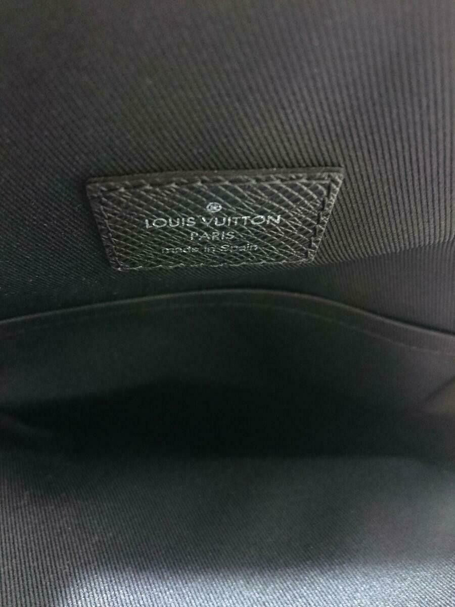 Louis Vuitton Taiga Avenue Sling bag